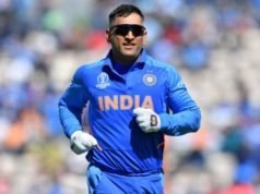 శరీరాన్ని విల్లులా వంచిన ధోనీ