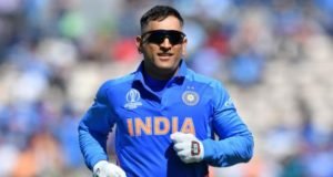 శరీరాన్ని విల్లులా వంచిన ధోనీ