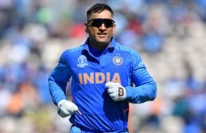 శరీరాన్ని విల్లులా వంచిన ధోనీ