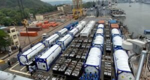 సింగపూర్, బ్రూనే దేశాల నుంచి ఆక్సిజన్ సిలిండర్లు, వెంటిలేటర్లతో విశాఖపట్నం చేరుకున్న ఐఎన్ఎస్ జలాశ్వ…!!