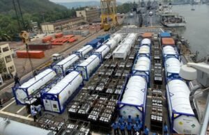 సింగపూర్, బ్రూనే దేశాల నుంచి ఆక్సిజన్ సిలిండర్లు, వెంటిలేటర్లతో విశాఖపట్నం చేరుకున్న ఐఎన్ఎస్ జలాశ్వ…!!