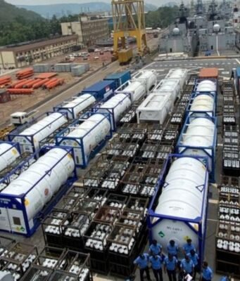 సింగపూర్, బ్రూనే దేశాల నుంచి ఆక్సిజన్ సిలిండర్లు, వెంటిలేటర్లతో విశాఖపట్నం చేరుకున్న ఐఎన్ఎస్ జలాశ్వ…!!