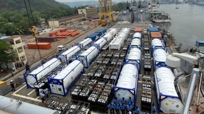 సింగపూర్, బ్రూనే దేశాల నుంచి ఆక్సిజన్ సిలిండర్లు, వెంటిలేటర్లతో విశాఖపట్నం చేరుకున్న ఐఎన్ఎస్ జలాశ్వ…!!